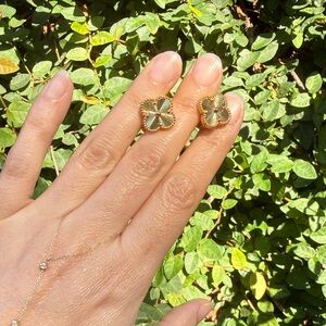 Elegant Gold Flower Earrings